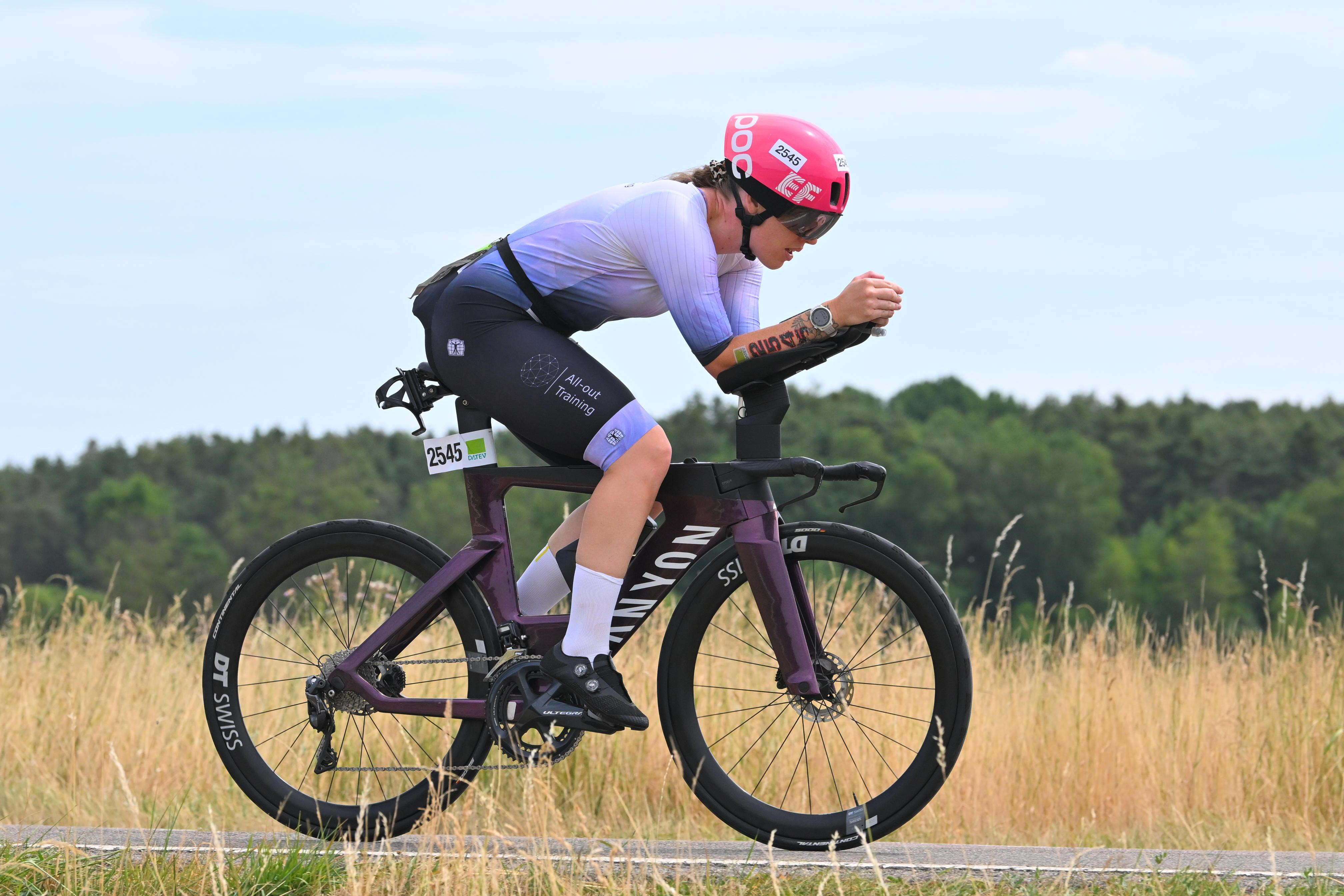 Athlète en vélo sur route